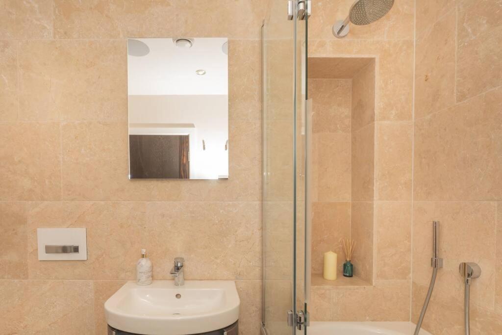 Stylish Penthouse Apartment With Hot Tub Bath Kültér fotó